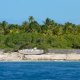 110- Un bateau echoue a l'entree de la passe d'Avatoru 
